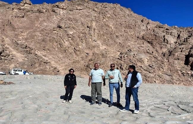 محافظ البحر الأحمر يُشكّل لجنة لفحص مخرّات السيول والبرابخ والطرق والتأكد من جاهزيتها