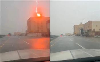 فيديو يحبس الأنفاس.. صاعقة رعدية تضرب مبنى بشكل مباشر في السعودية