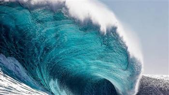 موجة عملاقة تفاجئ سبّاحين في إسبانيا وتتسبب في كارثة