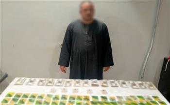 القبض على شخص بحوزته بطاقات ومبالغ مالية لشراء أصوات الناخبين في أسيوط