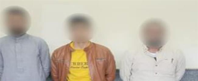 ضبط 3 أشخاص أثناء تثبيت لافتة دعائية انتخابية بالمخالفه في البحيرة