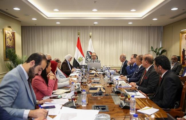 وزير قطاع الأعمال العام يتابع مؤشرات الأداء وموقف المشروعات الفندقية والسياحية والتجارية
