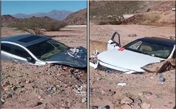 لسبب صادم.. 4 سيارات مدفونة في التراب في السعودية (فيديو)