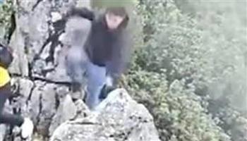 من أجل سيلفي.. سائح يخاطر بحياته على ارتفاع 40 مترًا