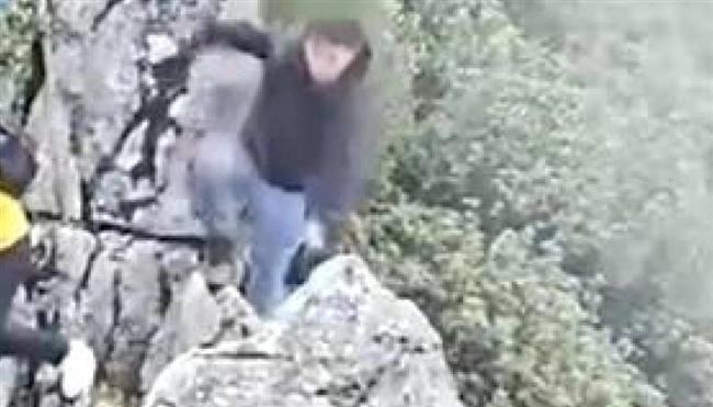 من أجل سيلفي.. سائح يخاطر بحياته على ارتفاع 40 مترًا