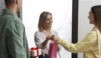 6 قواعد عليك مراعاتها عند زيارة الأصدقاء والمعارف.. خبراء الأتيكيت ينصحون