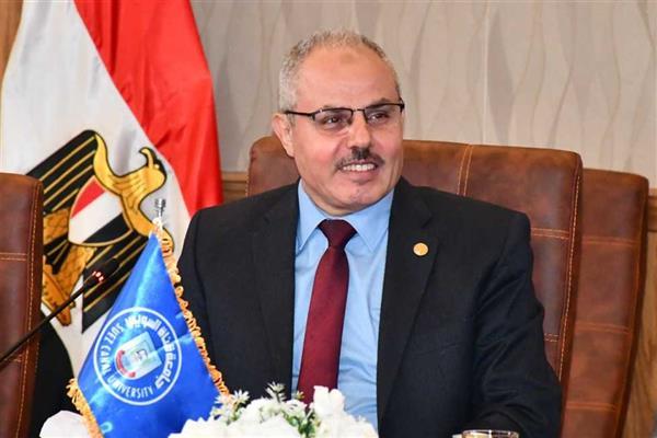 رئيس جامعة قناة السويس يتفقد أعمال التطوير الشاملة بوحدة الطوارئ بالمستشفى الجامعي