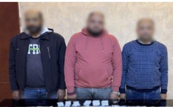 ضبط 3 أشخاص يوزّعون كروت دعائية وأموال لحشد الناخبين لصالح مرشح بالمنيا