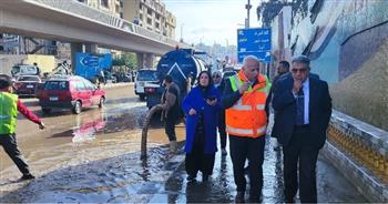 محافظ الدقهلية ورئيس مياه الدقهلية يتابعان رفع تراكمات مياه الأمطار بالمنصورة