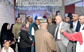 محافظ الأقصر يتفقد لجان الانتخابات بمدرسة الزناقطة ووادي الملكات