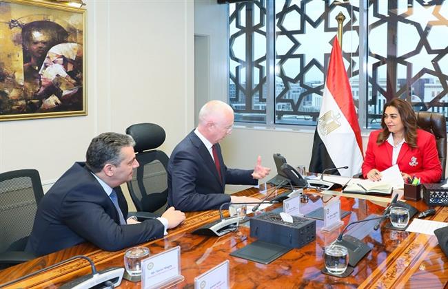 منال عوض تبحث مع رئيس مجموعة فيكا الفرنسية الفرص الاستثمارية ومبادرات الاستدامة وخفض الانبعاثات الكربونية