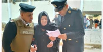 دور إنساني لافت.. الشرطة تنتزع الإعجاب بمساندة كبار السن وذوي الهمم بانتخابات النواب