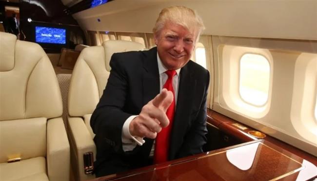 موقف محرج على الطائرة الرئاسية.. موظف يفتح باب حمّام ليجد ترامب أمامه (فيديو)