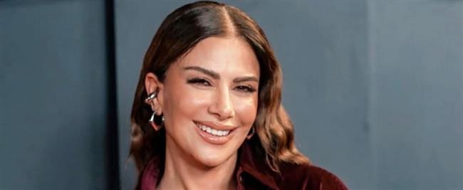 صبا مبارك تتألق بالقطيفة الحمراء في أحدث ظهور