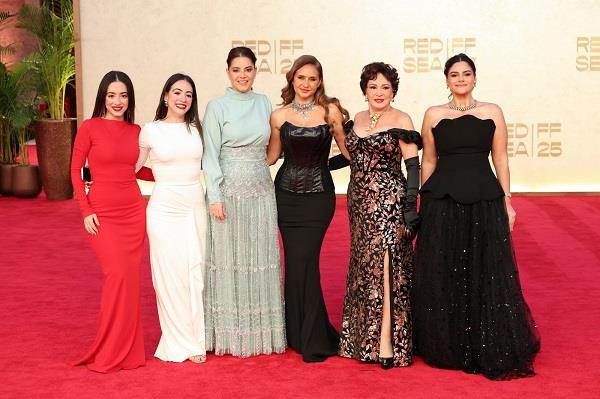 فريق "جوازة ولاجنازة" يحتفل بعرضه الأول بحضور نيللي ولبلبة