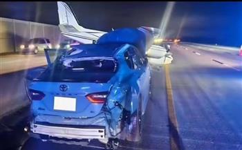 أغرب حادث.. تصادم بين سيارة وطائرة على طريق سريع (فيديو)