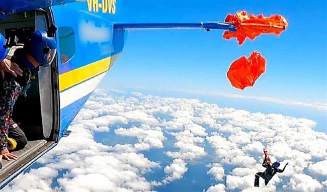 فيديو.. لحظة نجاة مظلي علق بجناح الطائرة