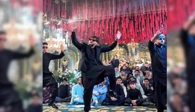 فيديو مدهش.. رقصة غير تقليدية تشعل حفل زفاف في باكستان