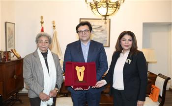 وزير الثقافة يهدي "سلوى بكر" درع الوزارة احتفاءً بفوزها بجائزة البريكس الأدبية