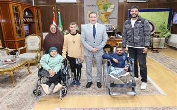 محافظ المنوفية  يلتقي حالتين من ذوي الهمم من أسرة واحدة ويأمر بصرف مساعدات مالية وعينية