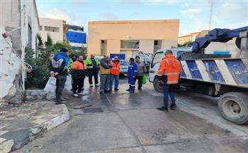 رئيس صرف الإسكندرية يتابع ميدانيًا أعمال الطوارئ بمنطقة الجمرك أثناء النوة