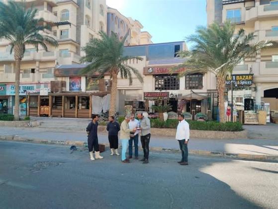 رئيس  مياه الشرب بالبحر الأحمر يتفقد غرف تصريف مياه الأمطار 