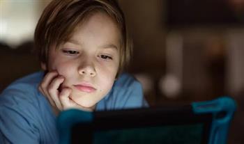 للأمهات.. علامات تشير إلى إدمان طفلك للشاشات وطرق للتعامل معها