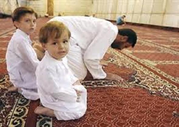 الأزهر للفتوى: اصطحاب الأطفال لصلاة الجُمعة بغرض تعويدهم على أداء الصلاة أمر مستحب