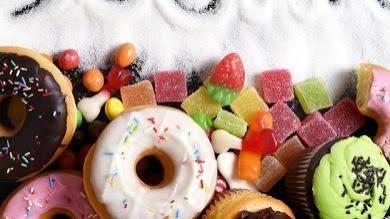 4  أسباب وراء الإكثار من الحلويات