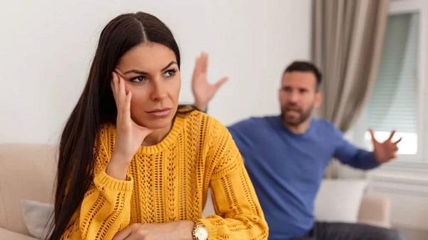 لماذا تختار المرأة الصمت عند الغضب؟ دوافع نفسية تكشف السر                    