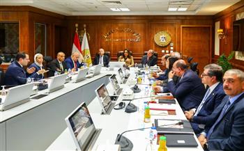 وزيرة التنمية المحلية تبحث مع محافظي القاهرة وبورسعيد خطط تطوير أسواق العتبة والحميدي والتجاري
