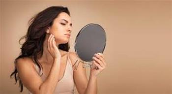 نتف الجلد دون وعي.. ما الذي يدفعك إليه وكيف تتخلصين منه؟