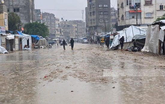 الأمطار تفاقم المأساة.. أهالي غزة يرزحون وسط منخفض جوي