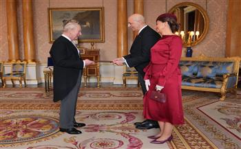 سفير مصر بلندن يقدم أوراق اعتماده للملك تشارلز الثالث