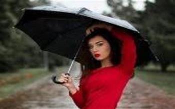 أثناء المطر.. نصائح للحفاظ على ثبات مكياجك ومظهرك