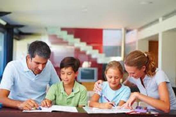 كيف ينعكس الانسجام والتفاهم بين الوالدين على تركيز الطفل ومستواه الدراسي؟