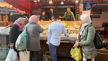 خلال عطلة نهاية الأسبوع.. إقبال كبير من المواطنين على سوق «الأسماك» وسوق «الأوت ليت»