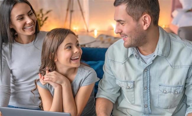 لماذا يبالغ البعض في التفاخر بأبنائهم على مواقع التواصل؟.. علم النفس يوضح