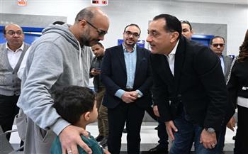 خلال جولته بالقليوبية.. مواطن يوصى رئيس الوزراء بنقل شكره وتحياته للرئيس السيسي على مستوى جودة الخدمات 