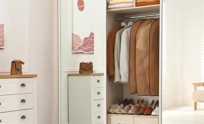 في غرف نومك.. 6 أغراض عليكِ إبعادها عن خزانة الملابس
