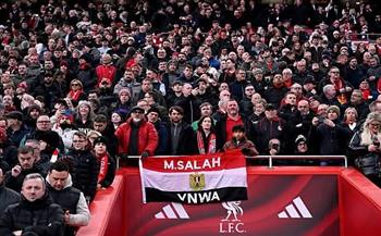 الدوري الإنجليزي.. جماهير ليفربول ترفع علم مصر في المدرجات لدعم صلاح  