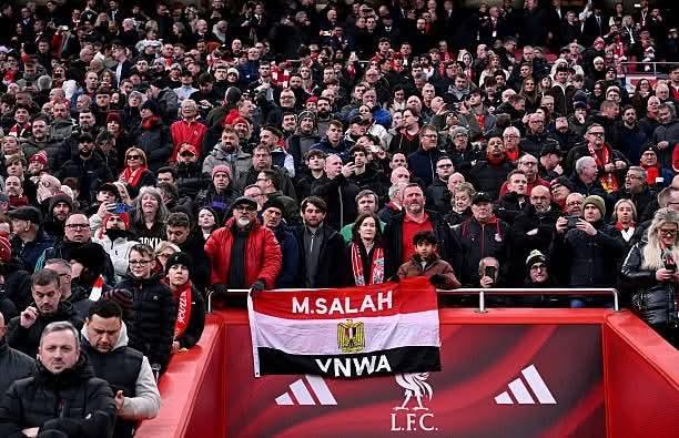 الدوري الإنجليزي.. جماهير ليفربول ترفع علم مصر في المدرجات لدعم صلاح  