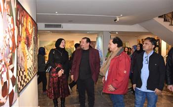 إعلان جوائزه اليوم.. هشام قنديل يفتتح معرض مشاريع طلاب الفنون الجميلة بجاليري ضي