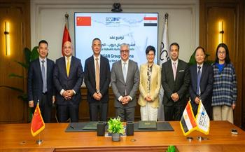 رئيس اقتصادية قناة السويس يوقّع عقد لإقامة أكبر مجمع متكامل للغزل والنسيج بالقنطرة