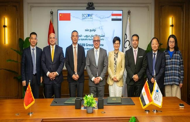 رئيس اقتصادية قناة السويس يوقّع عقد لإقامة أكبر مجمع متكامل للغزل والنسيج بالقنطرة