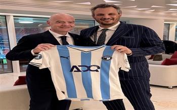 إنفانتينو يشيد بأداء بيراميدز ويتسلم قميصًا تذكاريًا من ممدوح عيد