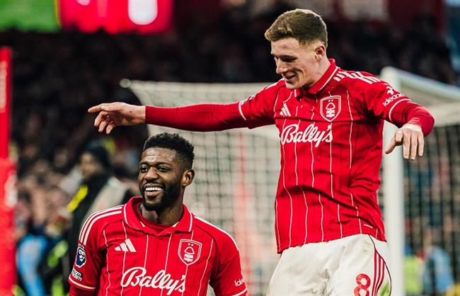 الدوري الإنجليزي.. توتنهام يتلقى خسارة ثقيلة أمام نوتنجهام فورست بثلاثية