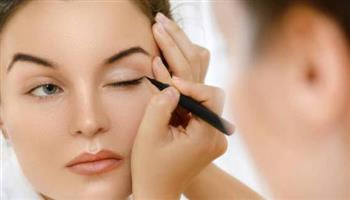 لجمالك.. خطوات بسيطة لإتقان وضع الآيلاينر الخفيف  