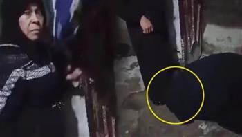 فيديو أشعل الإنترنت.. إجبار سورية على تقبيل قدم حماتها لترى طفلها