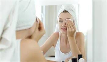 لتنظيف مكياج العيون بطريقة صحيحة.. اتبعي تلك الطرق